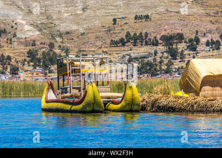 Îles flottantes Uros du lac Titicaca, le Pérou, Amérique du Sud Banque D'Images