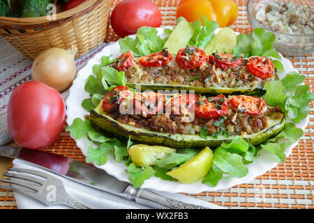 Courgettes farcies à la viande hachée dans un plat. Banque D'Images