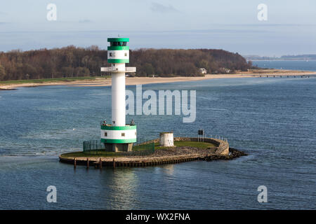 Phare à une petite île près du port de Kiel, Allemagne Banque D'Images