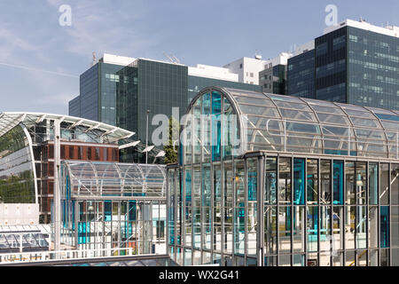 La station de métro avec les immeubles de bureaux à Amsterdam, capitale des Pays-Bas Banque D'Images