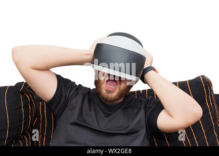 Homme barbu portant des lunettes de réalité virtuelle sur blanc fond isolé Banque D'Images