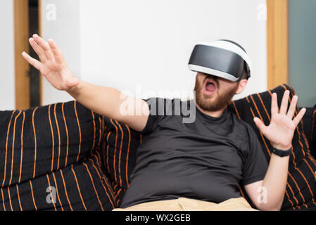 Homme barbu portant des lunettes de réalité virtuelle Banque D'Images