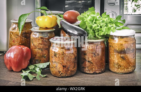 Accueil : mise en conserve les légumes en conserve dans des bocaux en verre. Banque D'Images