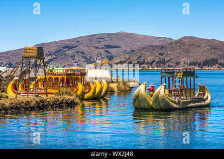 Îles flottantes Uros du lac Titicaca, le Pérou, Amérique du Sud Banque D'Images