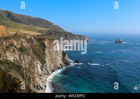 Vue côtière le long de l'Autoroute de la côte Pacifique, en Californie, USA Banque D'Images