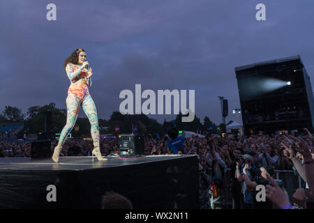 2019, 4 août : Jessie Jay effectue à Preston Park, Brighton, UK at Love BN1 Fest Banque D'Images