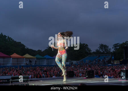 2019, 4 août : Jessie Jay effectue à Preston Park, Brighton, UK at Love BN1 Fest Banque D'Images