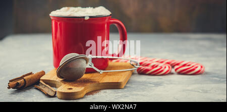 Noël avec chocolat chaud, épices, canne de Noël, sapin et les cookies. Banque D'Images