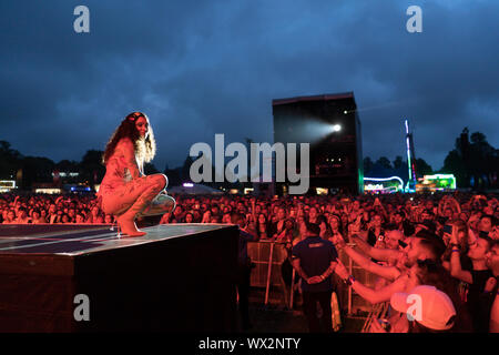 2019, 4 août : Jessie Jay effectue à Preston Park, Brighton, UK at Love BN1 Fest Banque D'Images