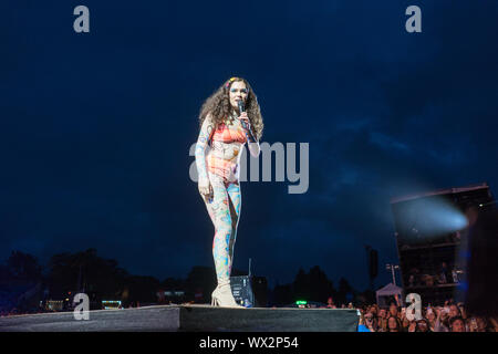 2019, 4 août : Jessie Jay effectue à Preston Park, Brighton, UK at Love BN1 Fest Banque D'Images