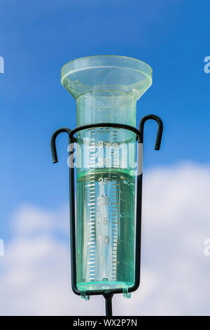 Compteur d'eau avec l'eau de pluie et de nuages dans le ciel Banque D'Images