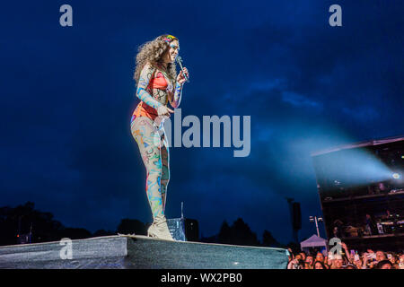 2019, 4 août : Jessie Jay effectue à Preston Park, Brighton, UK at Love BN1 Fest Banque D'Images