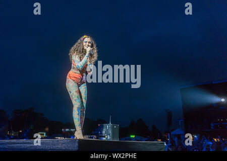 2019, 4 août : Jessie Jay effectue à Preston Park, Brighton, UK at Love BN1 Fest Banque D'Images