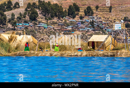 Îles flottantes Uros du lac Titicaca, le Pérou, Amérique du Sud Banque D'Images