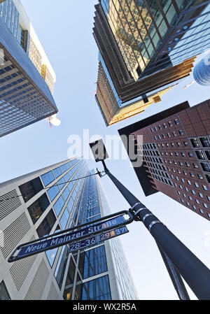 Frog's eye view de gratte-ciel dans le quartier des banques, Frankfurt am Main, Hesse, Germany, Europe Banque D'Images