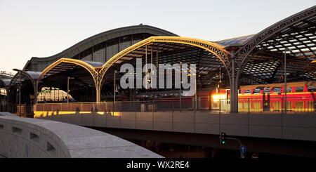 La gare centrale de Cologne en soirée, Cologne, Rhénanie du Nord-Westphalie, Allemagne, Europe, Banque D'Images