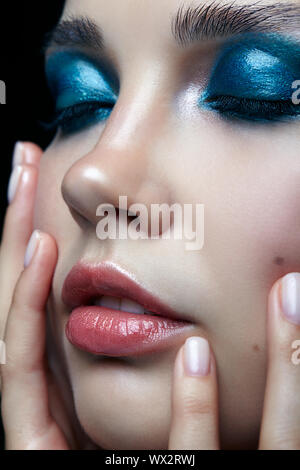 Jeune femme avec la peau parfaite et bleu-vert ombres à paupières Smoky Eyes Banque D'Images