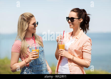 Adolescentes ou des amis avec des boissons en été Banque D'Images