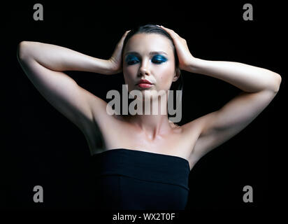 Jeune femme avec la peau parfaite et bleu-vert ombres à paupières Smoky Eyes Banque D'Images