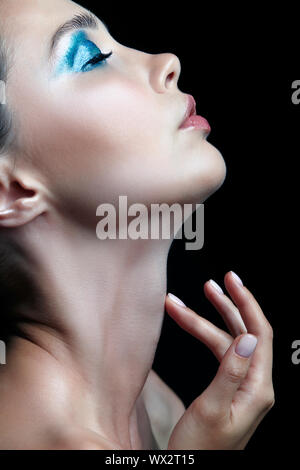 Jeune femme avec la peau parfaite et bleu-vert ombres à paupières Smoky Eyes Banque D'Images