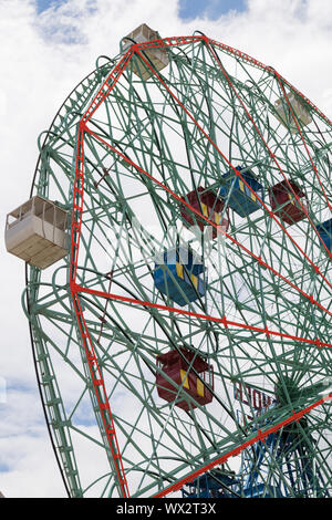 Coney Island, USA - 14 juin 2019 : Deno's Wonder Wheel Amusement Park Banque D'Images