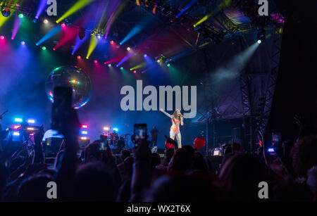 2019, 4 août : Jessie Jay effectue à Preston Park, Brighton, UK at Love BN1 Fest Banque D'Images