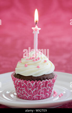 Mini gâteau d'anniversaire décoré d'une seule bougie Banque D'Images