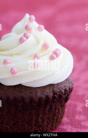 Cupcake chocolat décoré avec des dragées rose Banque D'Images