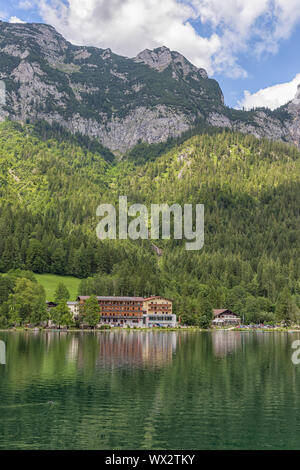 Lake près de Hintersee Ramsau en alpes bavaroises avec hôtels Banque D'Images