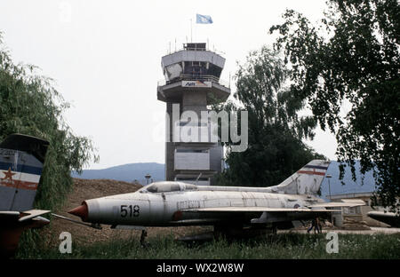 27 mai 1993 pendant le siège de Sarajevo : un avion de chasse MiG-21 déclassés avec marquages airforce yougoslave, garée près de la tour de contrôle de l'aéroport de Sarajevo. Banque D'Images