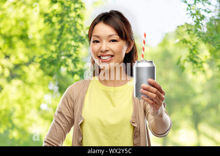 Asian woman with peut consommer plus de fond naturel Banque D'Images