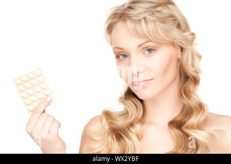 Photo de jeune femme avec pills over white Banque D'Images