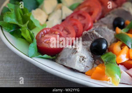 Salade Cobb sur la table sur un plateau. Banque D'Images