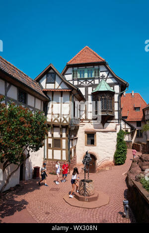 Les enfants d'un groupe de voyage dans la cour historique du Château de Wartburg près d'Eisenach en Thuringe Banque D'Images