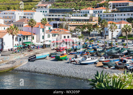 Port avec bateaux de pêche à Camara de Lobos, l'île de Madère Banque D'Images