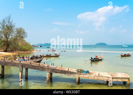 Ancienne jetée au west side beach Ao Mae Mai sur l'île Ko Phayam Banque D'Images