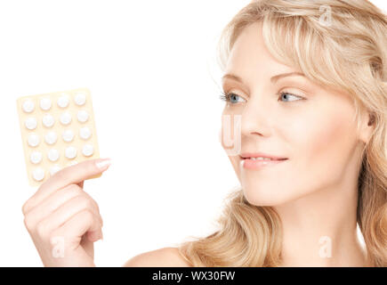 Photo de jeune femme avec pills over white Banque D'Images