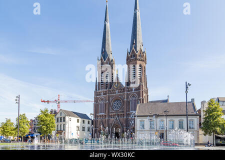 Tilburg Pays-Bas - 10 septembre 2019 : l'église Saint Joseph avec de l'eau des fontaines en face dans le centre historique de Tilburg aux Pays-Bas, dans le Brabant Banque D'Images