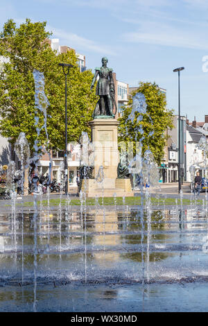 Tilburg Pays-Bas - 10 septembre 2019 : Statue de Tilburg de Guillaume II (1792-1849) Roi des Pays-Bas avec de l'eau fontaines devant Banque D'Images