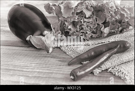 Salade verte, l'aubergine et le piment sur une table en bois, image en noir et blanc. Banque D'Images