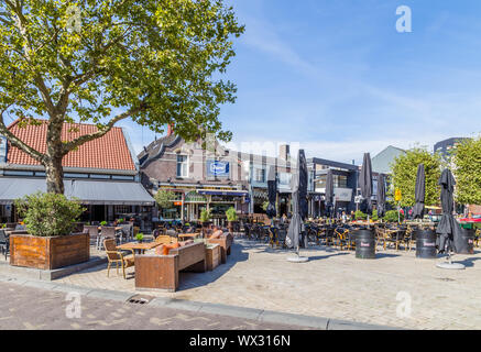 Tilburg Pays-Bas - 10 septembre 2019 : un restaurant, un café et une terrasse sur plus square dans le centre historique de Tilburg aux Pays-Bas en Brabant. Banque D'Images