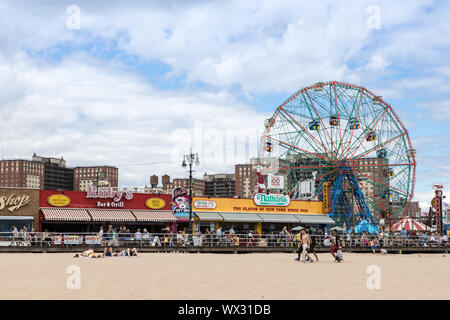 Coney Island, USA - 14 juin 2019 : Promenade emblématique Nathans Hot-dogs et Wonder Wheel Denos Banque D'Images