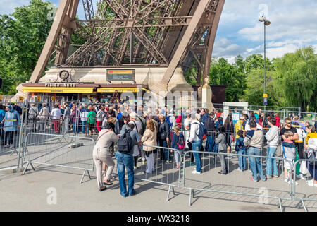 En attendant les touristes à proximité d'un bureau de vente de la Tour Eiffel, Paris Banque D'Images