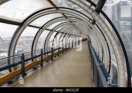 Tube de verre avec vue aérienne Centre Pompidou à Paris, France Banque D'Images