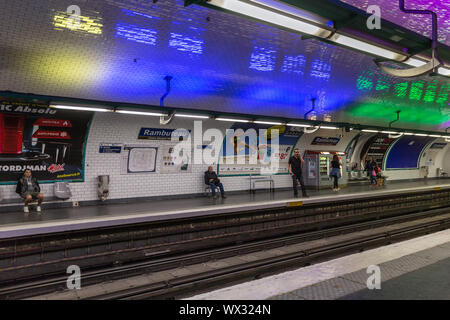 Les voyageurs en attente à une station de métro Rambuteau à Paris, France Banque D'Images