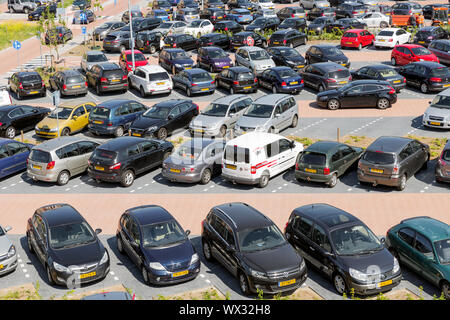 Vue aérienne de l'hôpital parking Isala à Zwolle, Pays-Bas Banque D'Images