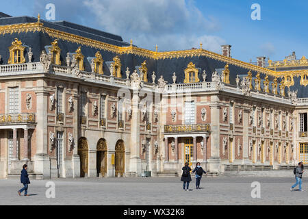 Les visiteurs de marcher à la cour Versailles près de Paris, France Banque D'Images