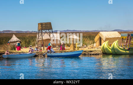 Îles flottantes Uros du lac Titicaca, le Pérou, Amérique du Sud Banque D'Images