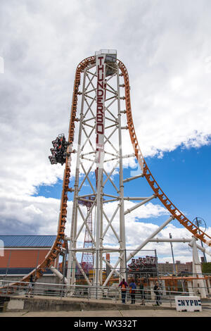 Coney Island, USA - 14 juin 2019 : roller coaster Thunderbolt dans le Luna Park de Coney Island à Brooklyn Banque D'Images