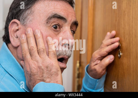 Man looking through judas Banque D'Images